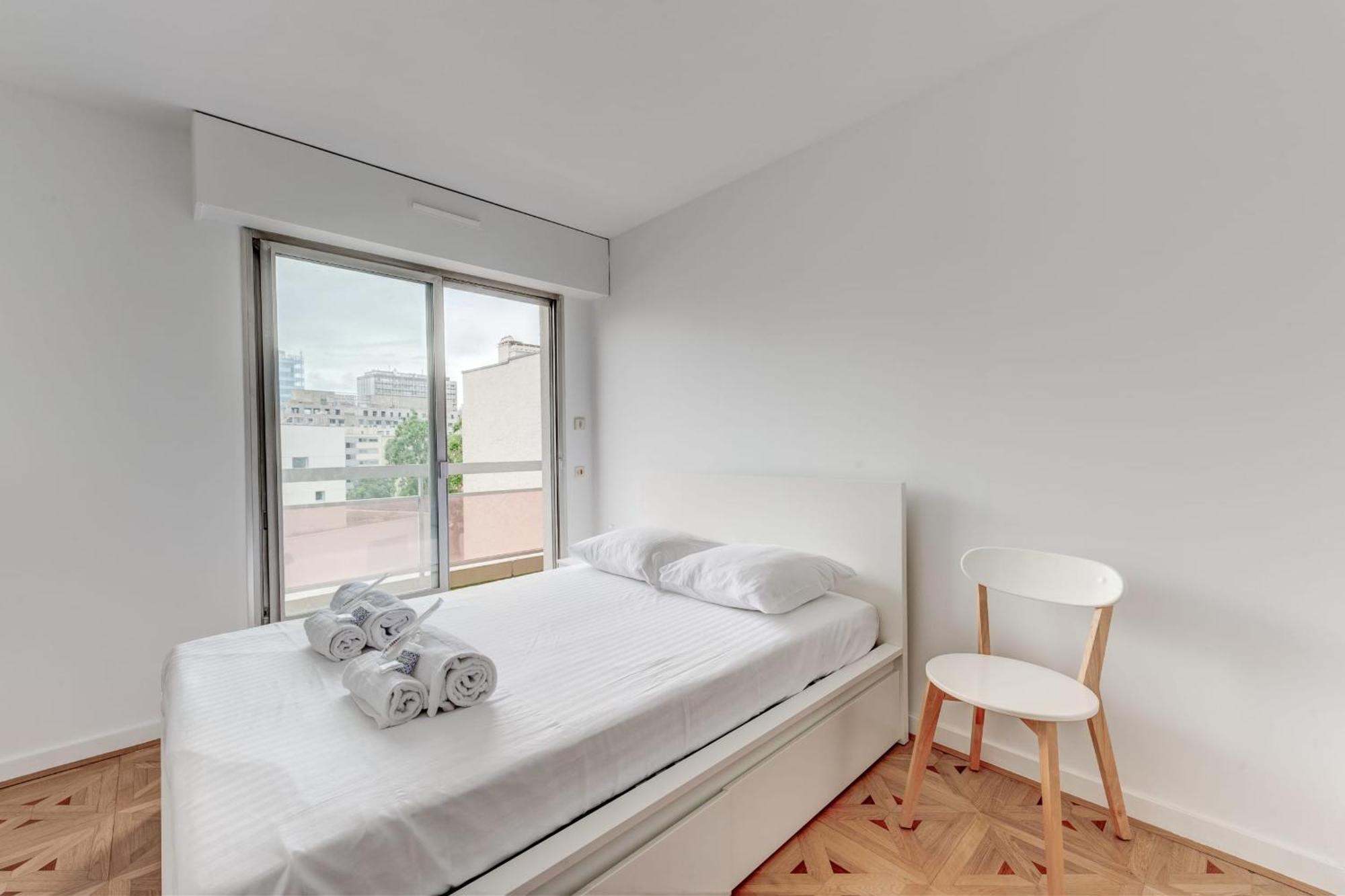 Grand appartement lumineux proche métro et Défense Courbevoie Exterior foto