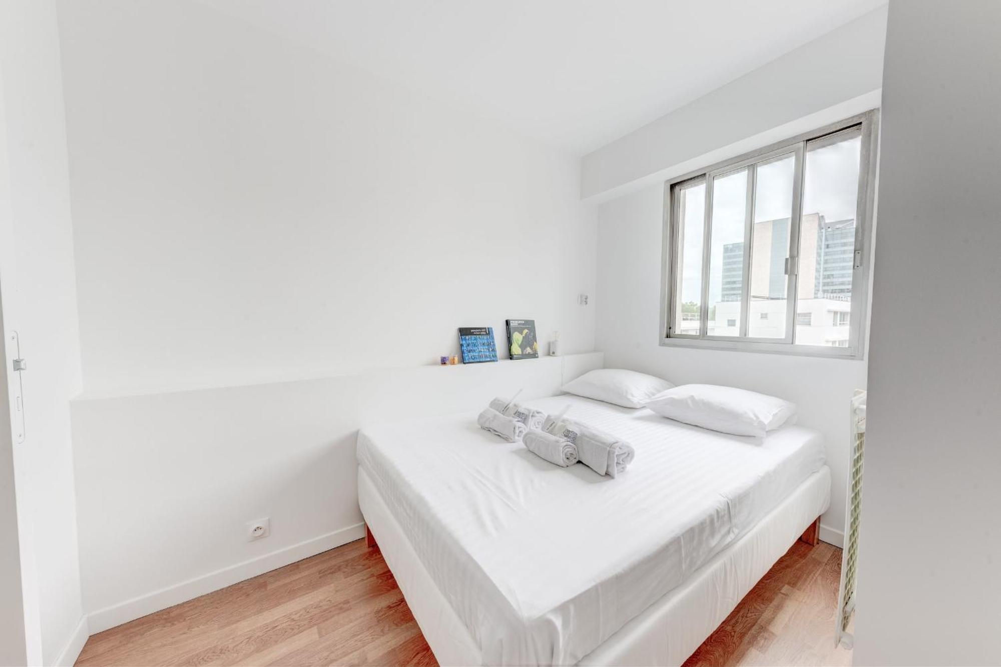 Grand appartement lumineux proche métro et Défense Courbevoie Exterior foto